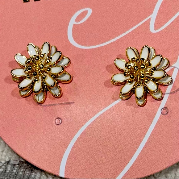 NEW INVENTORY - 💎 Double Bloom Daisy Earrings for pierced ears. - Picture 4 of 4